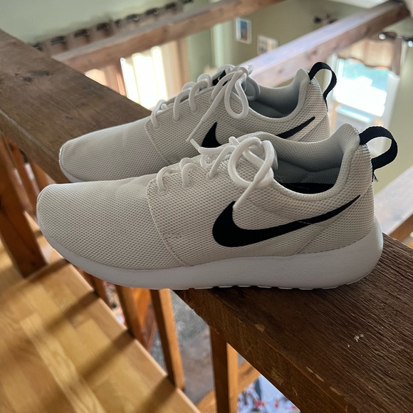 Nike Roshe One - Picture 1 of 5